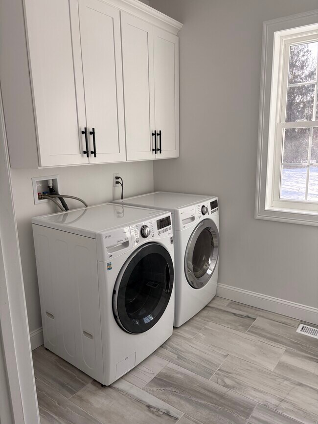 Building Photo - 724 Holmdel Rd