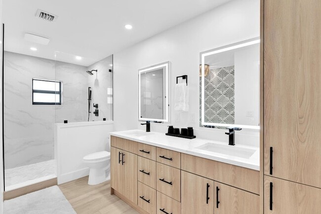 Building Photo - 3210 Palm Dr