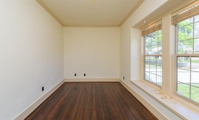 Building Photo - 722 E 25th St