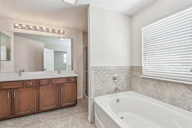 Building Photo - 12320 Fairlawn Dr