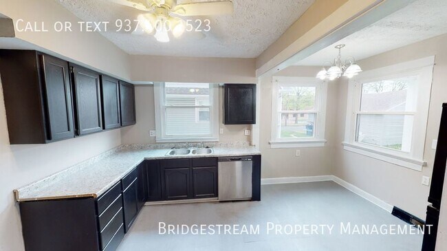Building Photo - Updated 3 bedroom 1 bath home with detache...