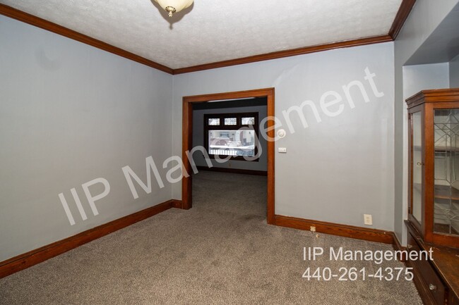 Building Photo - Charming Down Unit in Garfield Heights – A...