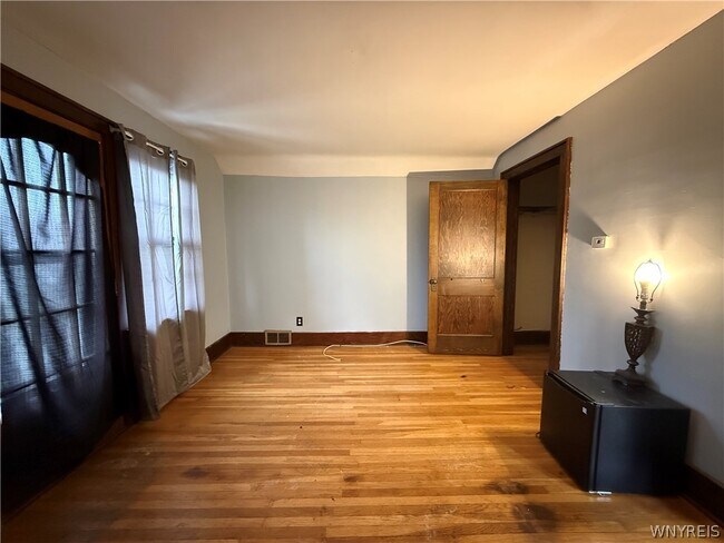 Building Photo - 733 Lasalle Ave