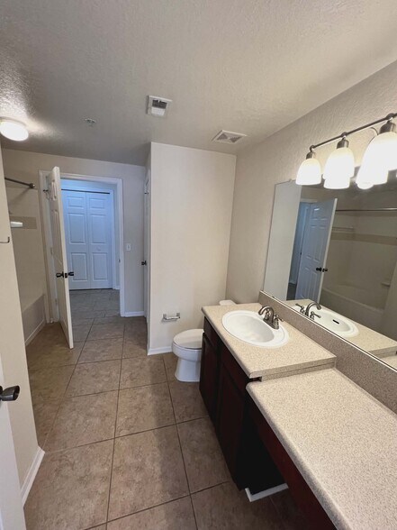 Building Photo - 2801 Chancellorsville Dr