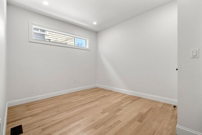 Building Photo - 53 Dustin St