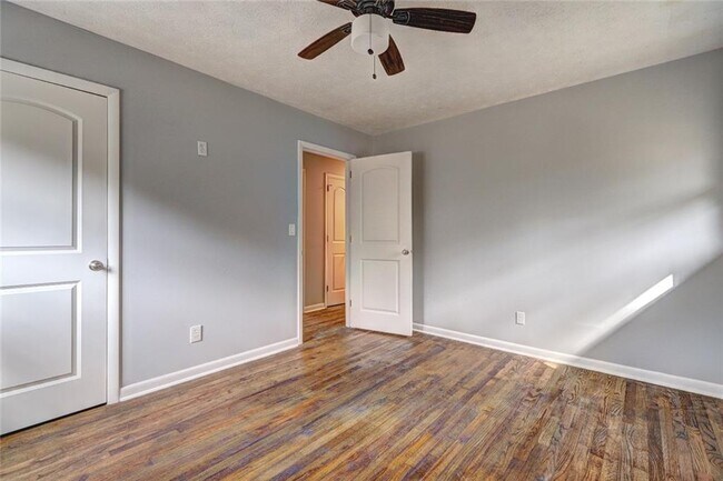 Building Photo - 667 Tara Cir SE