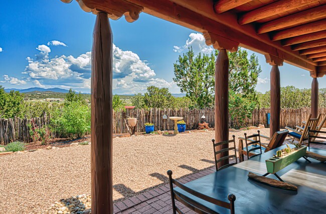 Building Photo - Stunning Home on the Old Raven Crest Farm