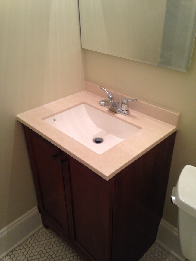 Bath - 1C - 5326 S. Harper Ave.