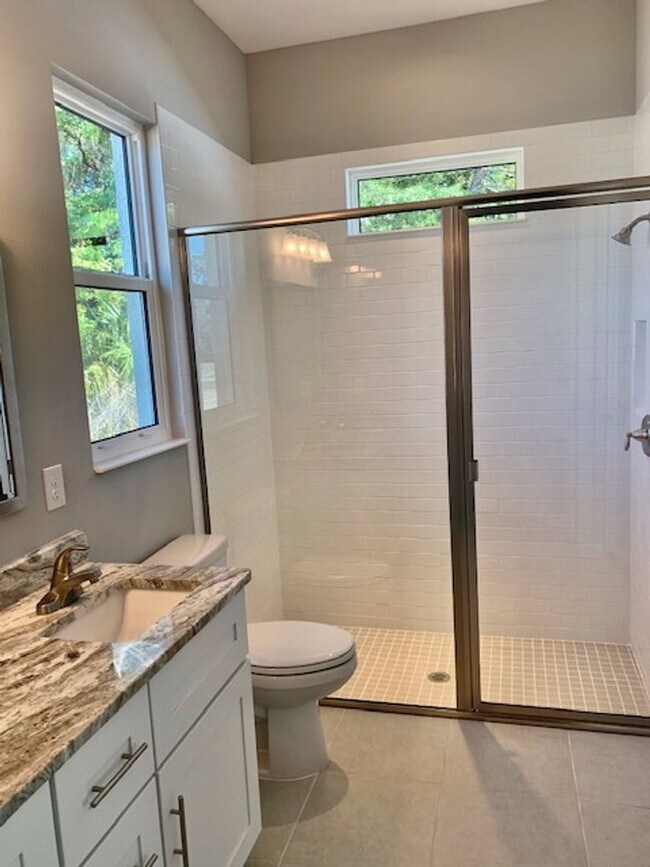 Building Photo - Like new 3/2/2 in small Bradenton community