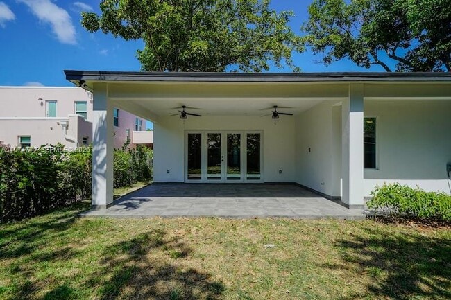 Building Photo - 112 NW 24th Ct