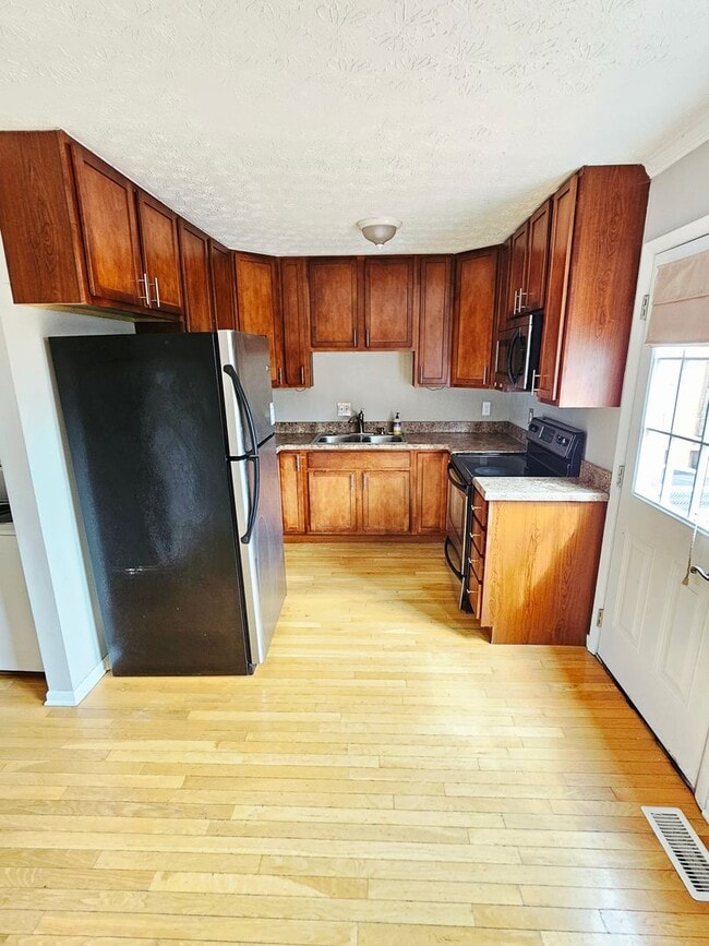 Building Photo - COMING SOON! 2BR Townhome in Clintonville near OSU – W/D, Parking, Pet Friendly