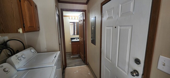 Building Photo - Spacious 3 Bedroom, 2.5 bathroom home with detached garage!