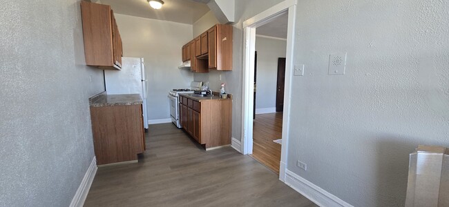 Building Photo - 3412 W Montrose Ave