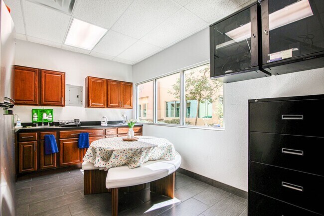 Building Photo - Move-in ready professional office space fo...