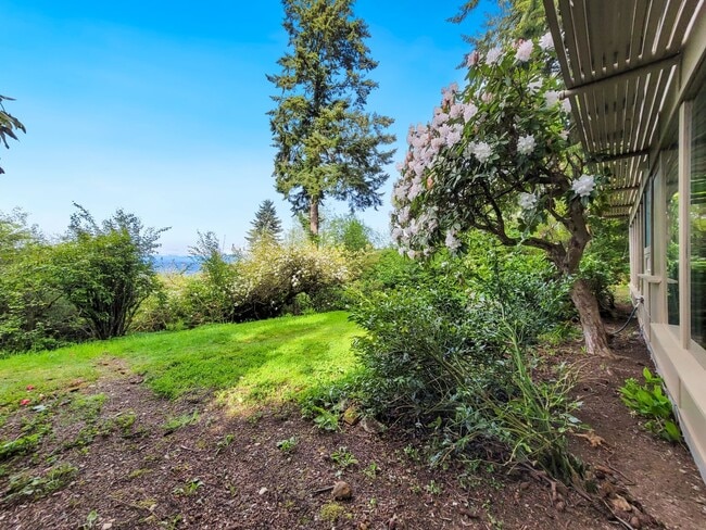 Building Photo - Vintage architectural home looking over Seattle and Bellevue metropolitan skyline.