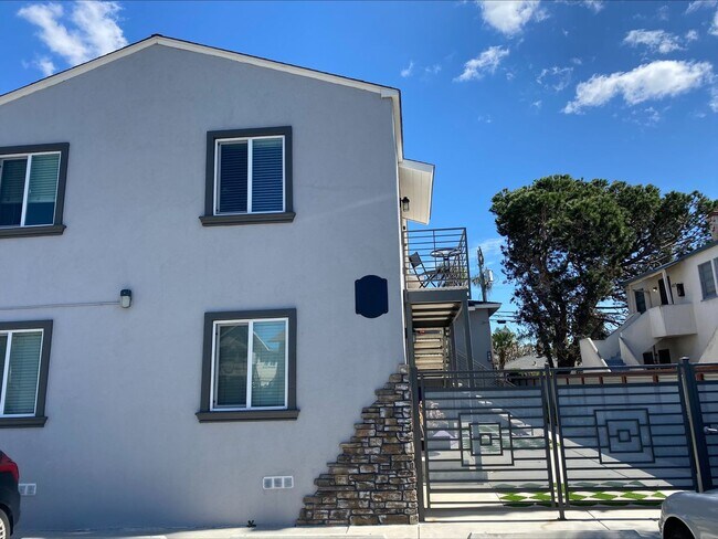 Building Photo - AC! In Unit Washer & Dryer! Reserved Onsite Parking! Downstairs Home!