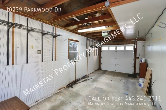 Building Photo - 10239 Parkwood Dr