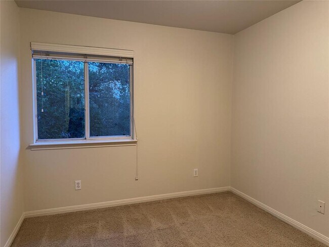 Building Photo - 9 Deerfield Dr