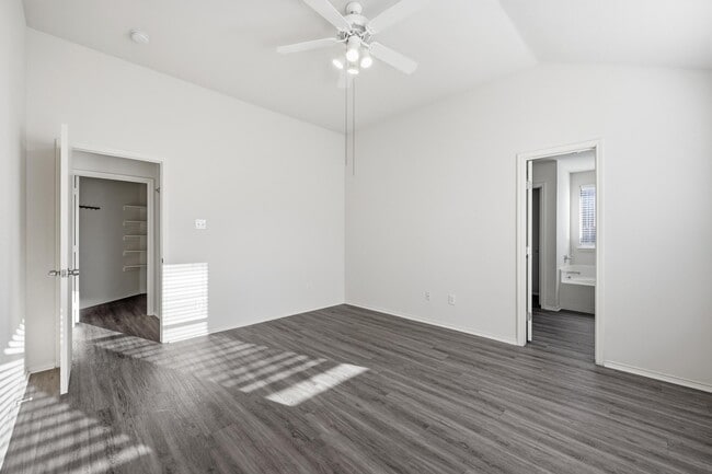 Building Photo - 518 Niagara Falls Dr