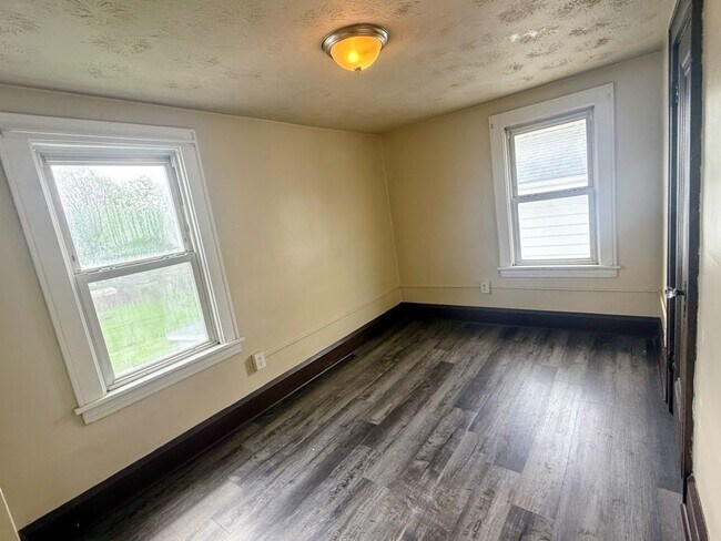 Building Photo - Three bedroom one bathroom home for rent