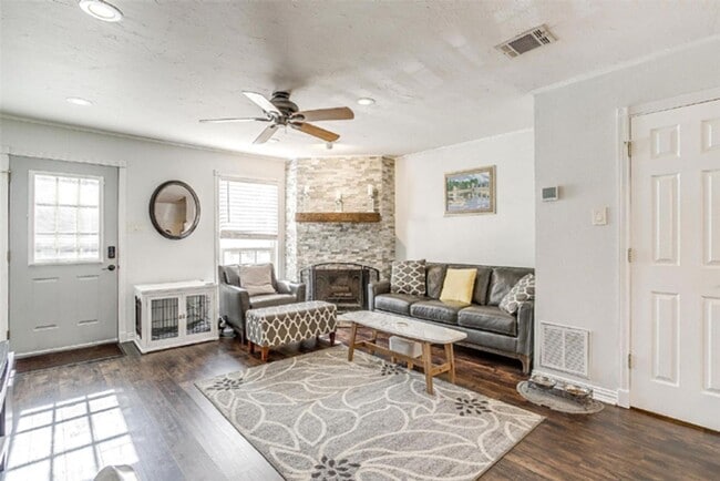 Building Photo - MOVE IN SPECIAL 3rd month FREE - Lovely 2-...