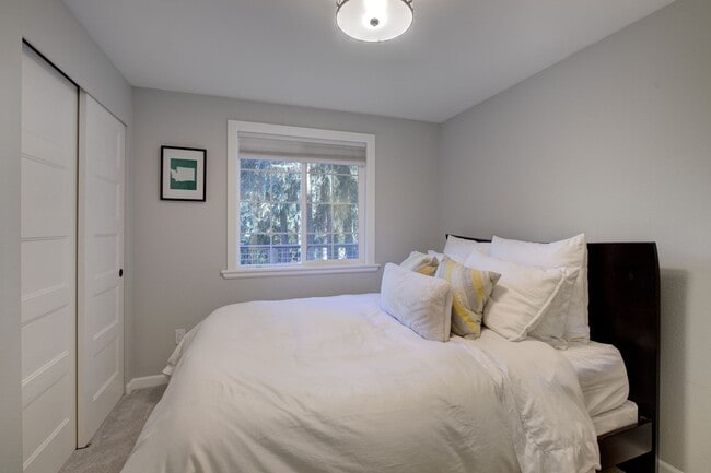 Building Photo - 3Bd/2.75Ba Sammamish Home