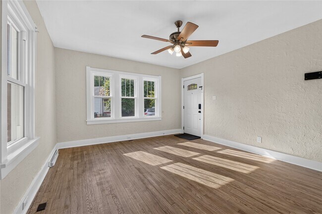 Building Photo - 423 Heman Dr