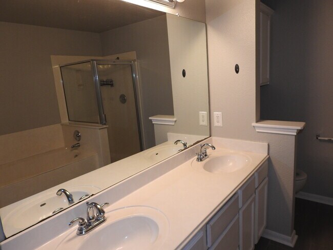 Building Photo - 440 Zebra Dr