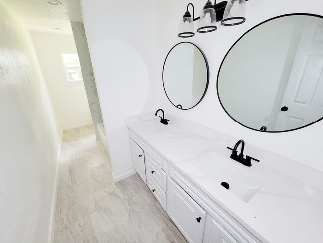 Building Photo - 5103 Karu Dr