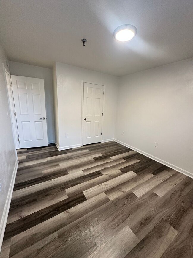 Building Photo - 1 Bedroom Available Collegiate Court  (SUB...
