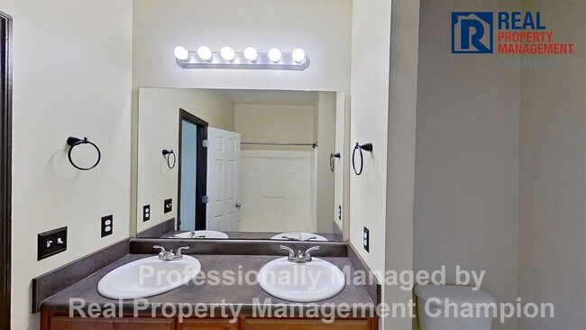 Building Photo - Beautiful Two Story Townhome with Lots of Storage!!