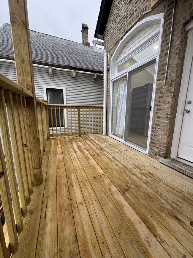 Building Photo - 1336 W Barry Ave