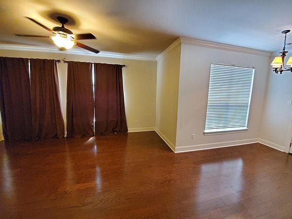 Living room - 710 E Boyd Dr