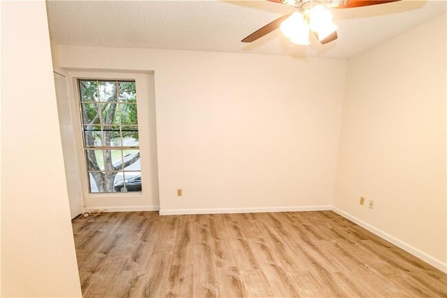 Building Photo - 900 Sweetwater River Dr