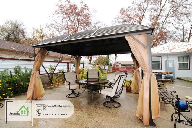 Building Photo - 864 Loma St