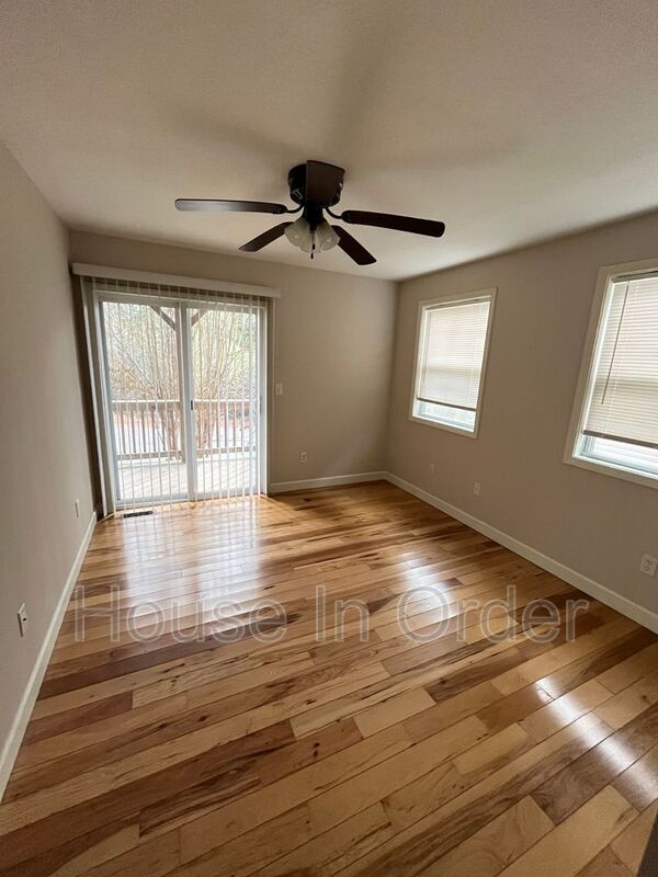 Building Photo - 15 Howards Row Pl