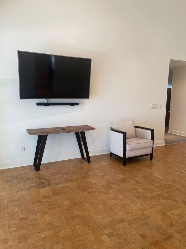 Building Photo - Hollywood Luxury 2 Bed Condo!