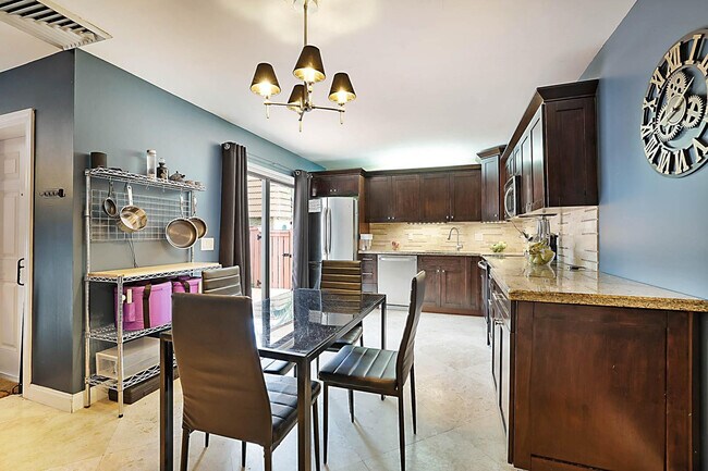 Building Photo - 2876 Waterford Dr S