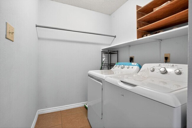 Building Photo - Cozy & Spacious 2 Bed, 2 Bath with Private...