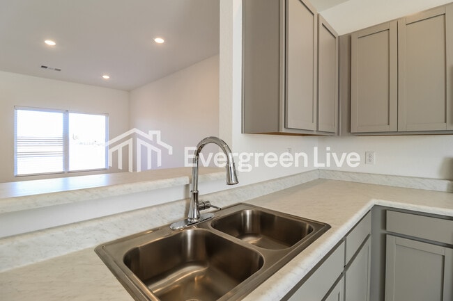 Building Photo - 41 Remington Ln