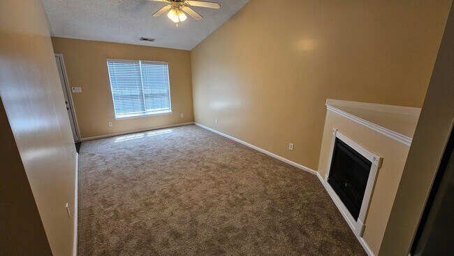 Building Photo - 573 Corbin St