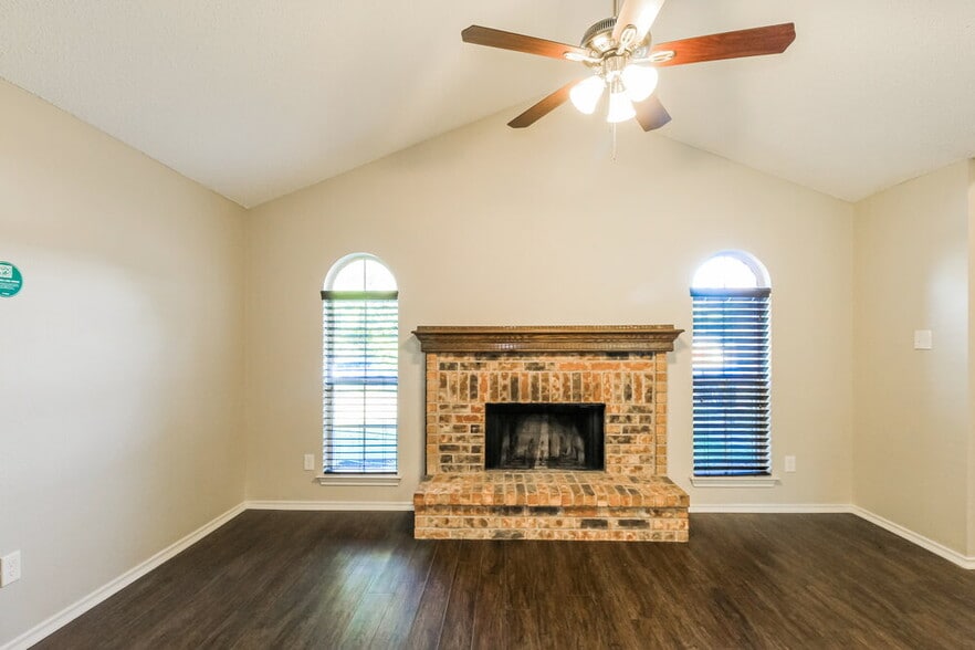 Building Photo - 4217 Glen Hollow Cir