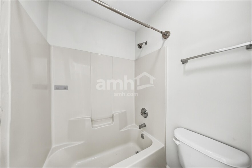 Building Photo - 4030 Belle Meade Cir