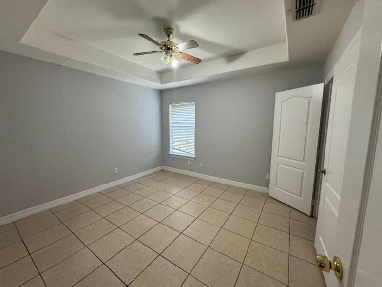 Building Photo - 3940 Bourbon St