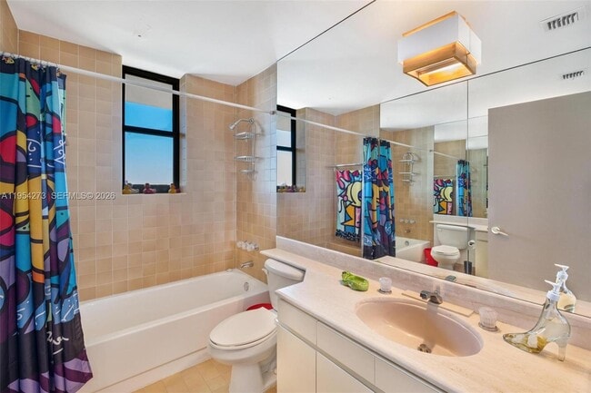 Building Photo - 1000 Venetian Way