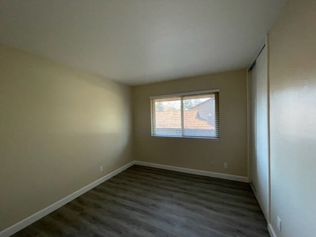 Building Photo - Updated 3 bedroom, 2.5 bath, 2 story townh...