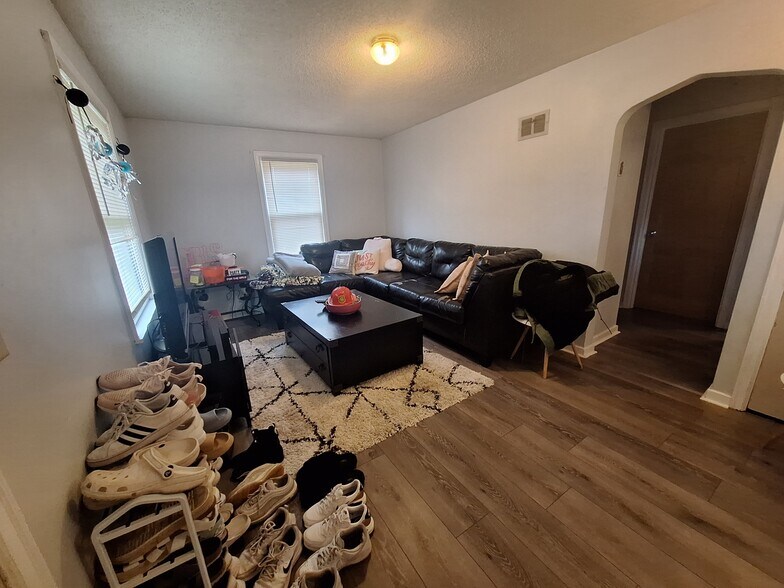 Building Photo - 1103 Highland Ave