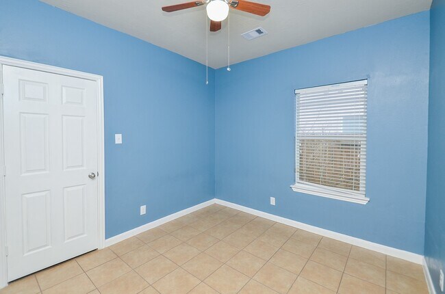 Building Photo - 10806 Woodwind Shadows Dr