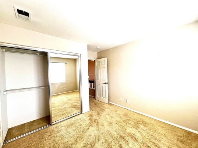 Building Photo - Beautiful 4 Bedroom, 2.5 Bath Single Famil...