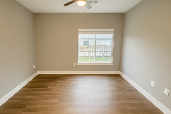 Building Photo - 12129/31 Cora